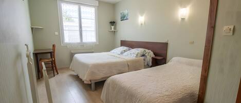 Silitysrauta/-lauta, Wi-Fi, vuodevaatteet