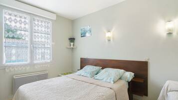 Iron/ironing board, WiFi, bed sheets