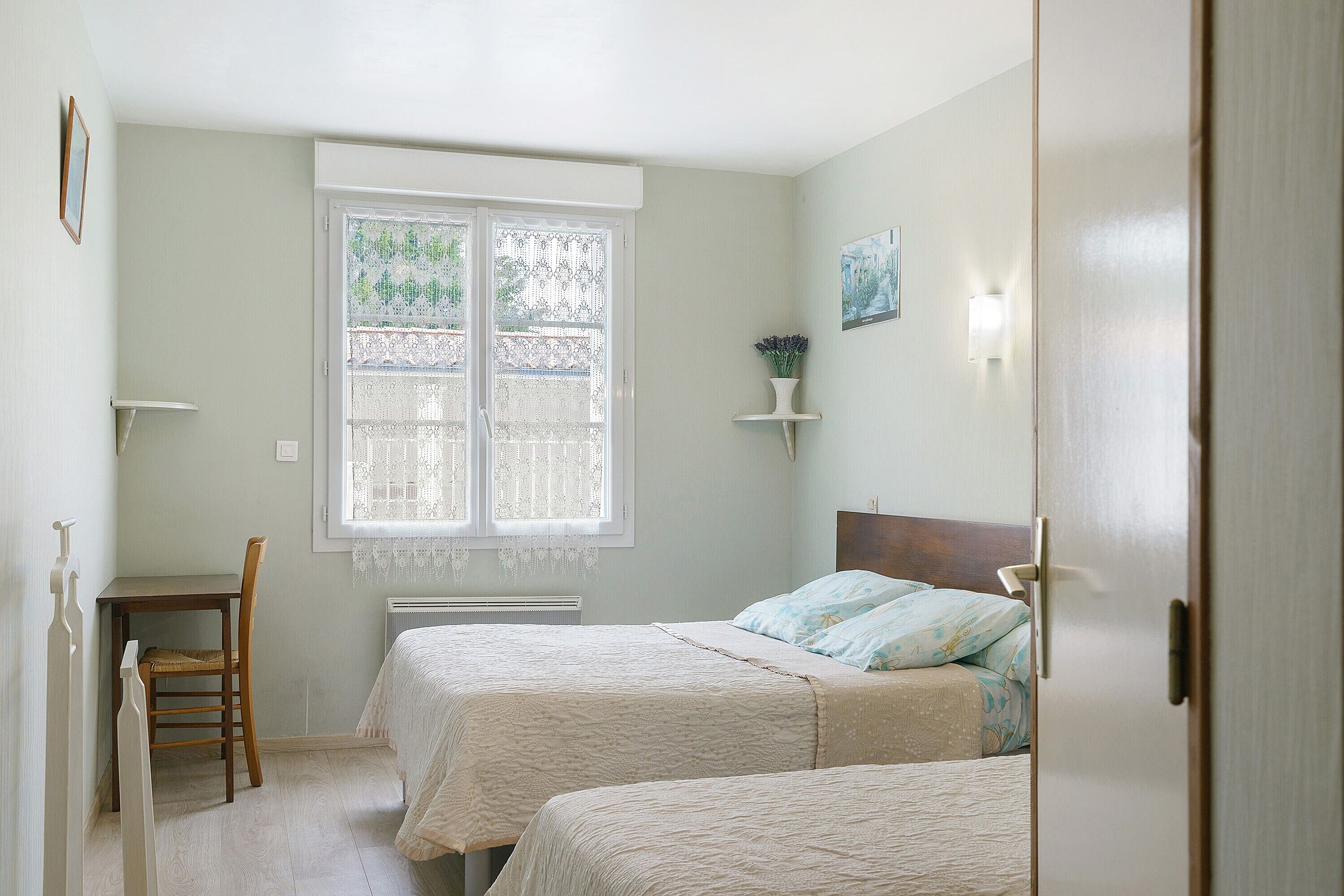 Iron/ironing board, WiFi, bed sheets