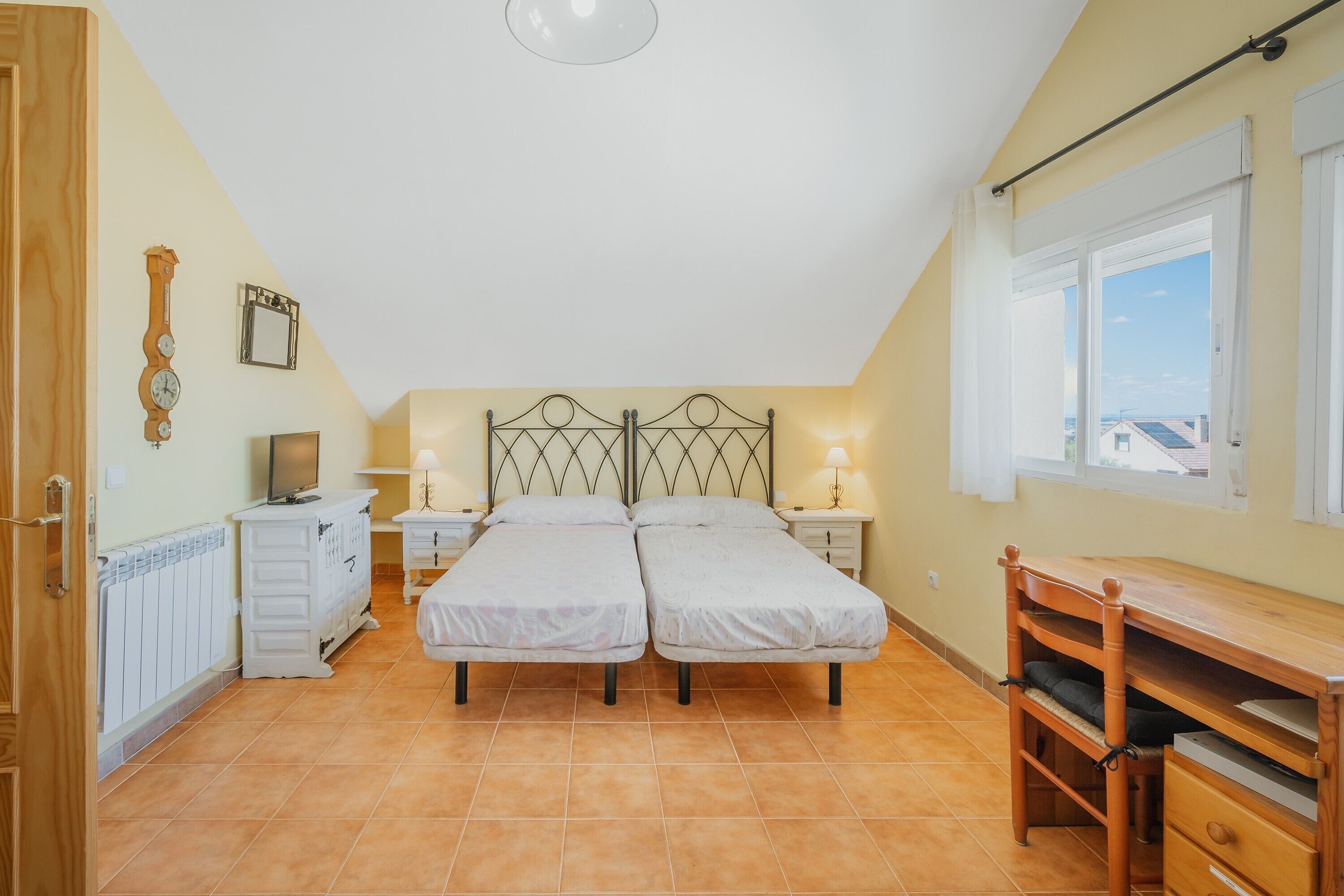 Tabla de planchar con plancha y ropa de cama