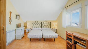Tabla de planchar con plancha y ropa de cama