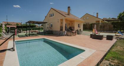 Casa Rural El Robledal with Private Pool near Segovia & Madrid, Sleeps 8