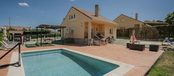 Casa Rural El Robledal avec piscine privée près de Ségovie et Madrid, 8 personnes