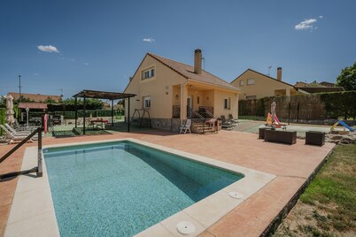 Casa Rural El Robledal with Private Pool near Segovia & Madrid, Sleeps 8