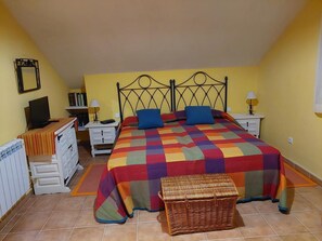 Een strijkplank/strijkijzer, beddengoed