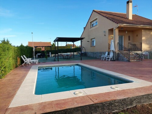 Casa Rural El Robledal with Private Pool near Segovia & Madrid, Sleeps 8