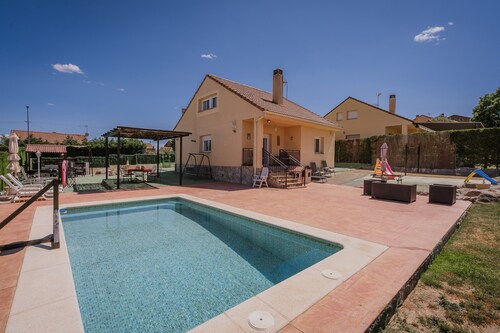 Casa Rural El Robledal with Private Pool near Segovia & Madrid, Sleeps 8