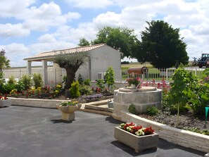 Property grounds - Bed and Breakfast 'Chambre D'hôtes Rose' with Shared Terrace, Private Garden and Wi-Fi (Semussac)