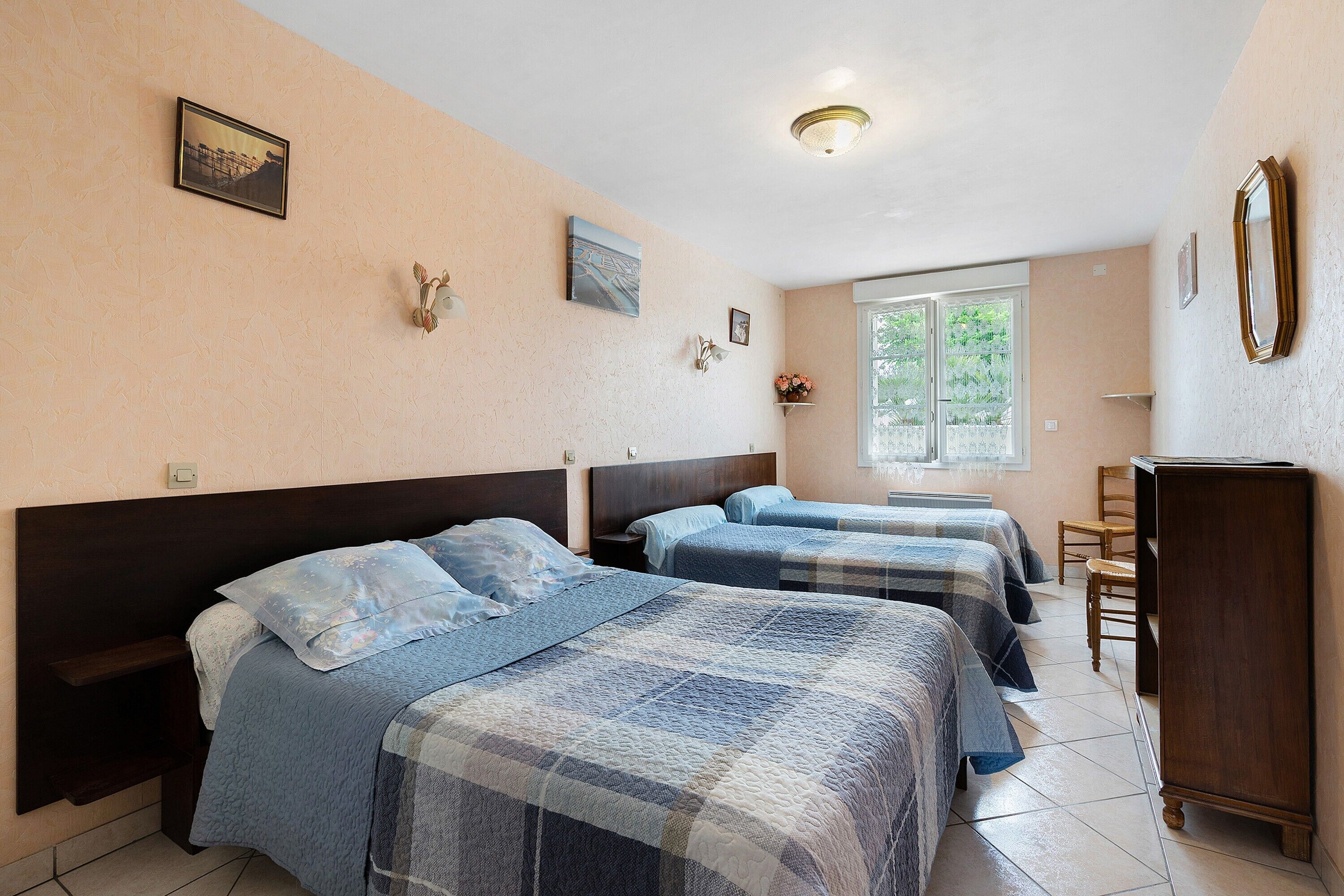 Tabla de planchar con plancha, wifi, ropa de cama