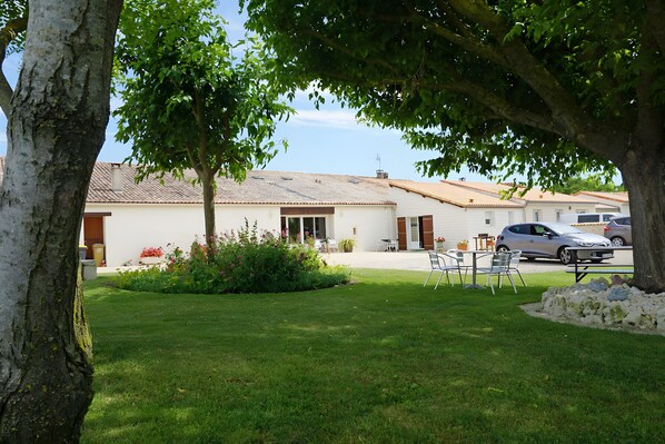 Exterior - Bed and Breakfast 'Chambre D'hôtes Rose' with Shared Terrace, Private Garden and Wi-Fi (Semussac)