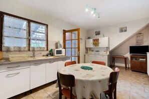 Kjøleskap, mikrobølgeovn, kokeplater og kaffetrakter/tekoker