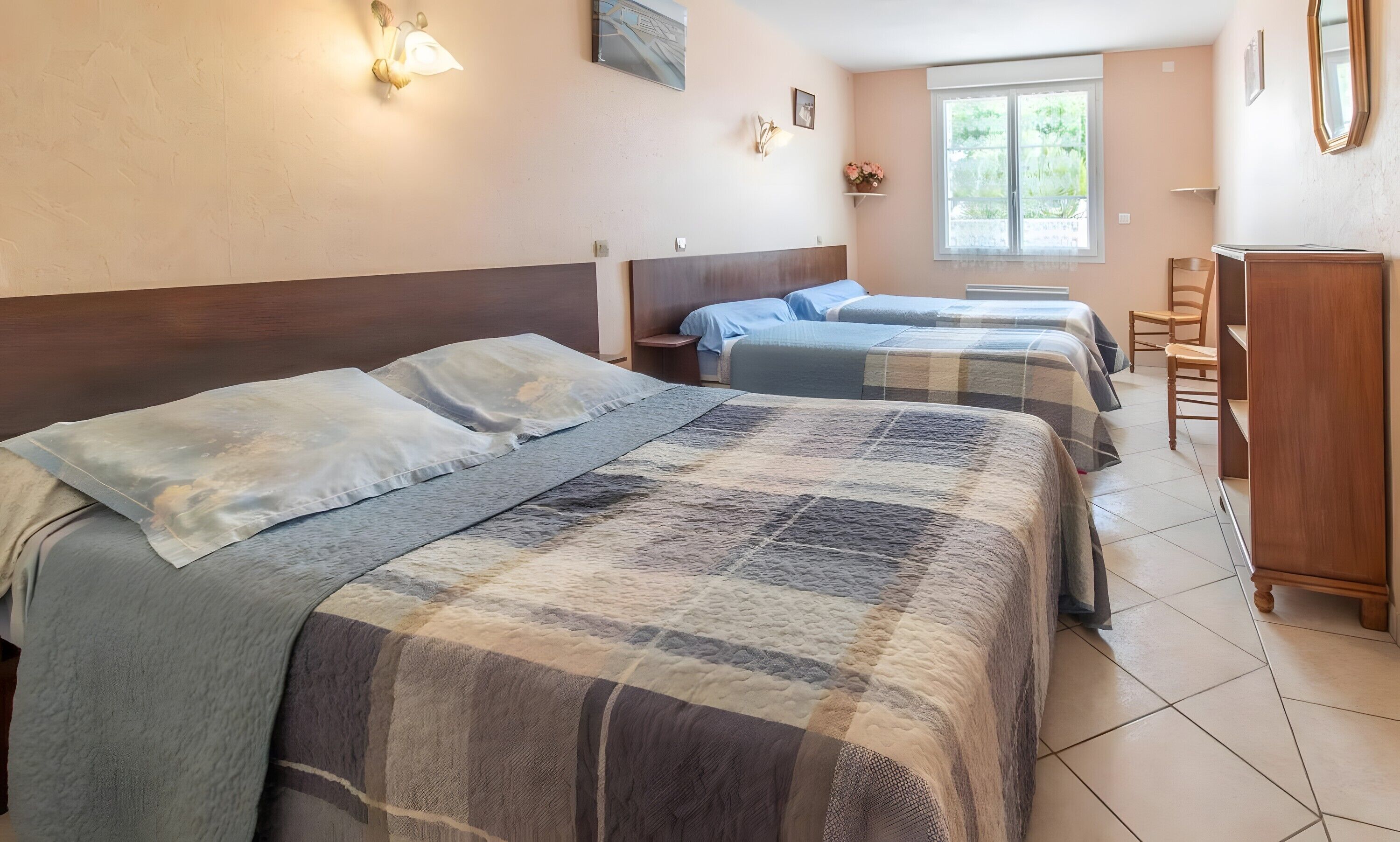 Iron/ironing board, WiFi, bed sheets