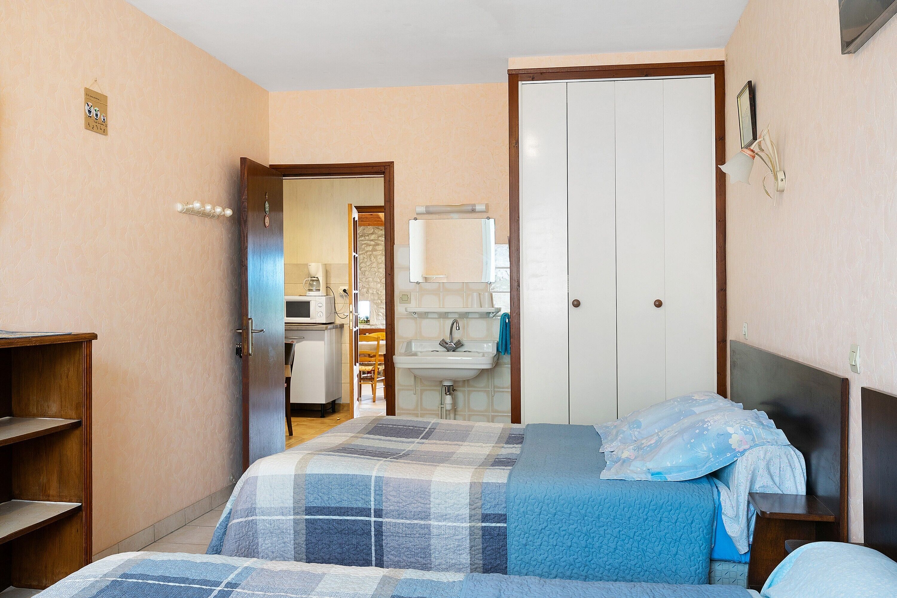 Tabla de planchar con plancha, wifi, ropa de cama