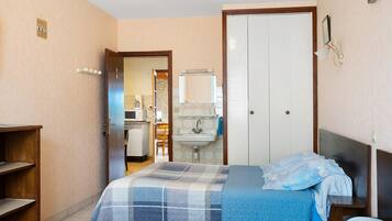 Tabla de planchar con plancha, wifi, ropa de cama
