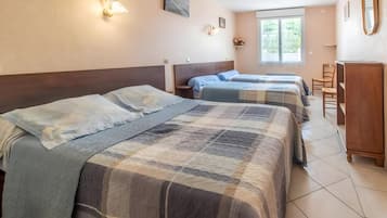 Een strijkplank/strijkijzer, wifi, beddengoed