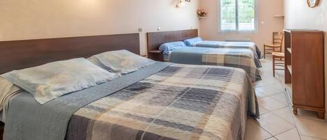 Silitysrauta/-lauta, Wi-Fi, vuodevaatteet