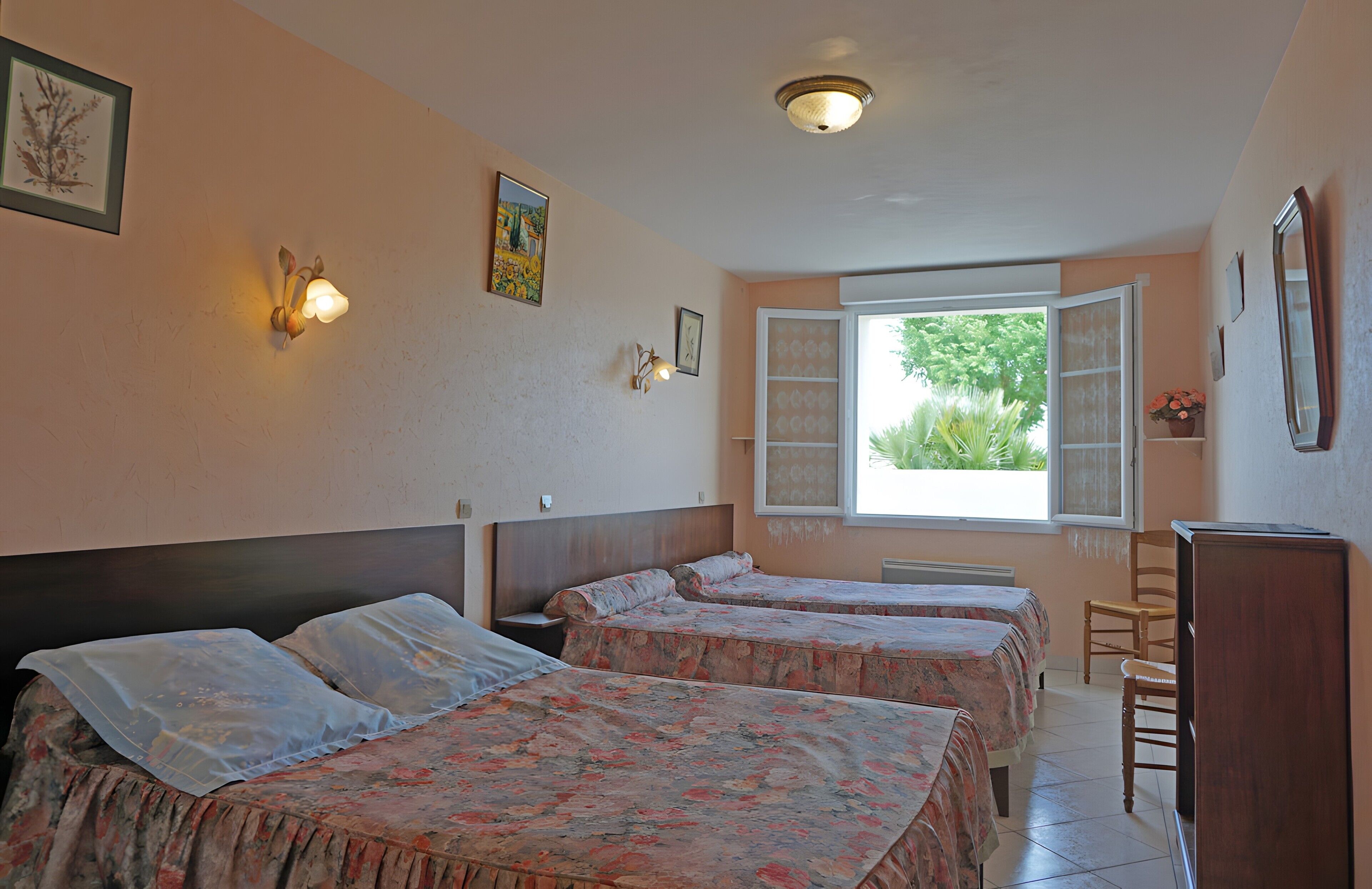 Een strijkplank/strijkijzer, wifi, beddengoed