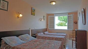 Een strijkplank/strijkijzer, wifi, beddengoed