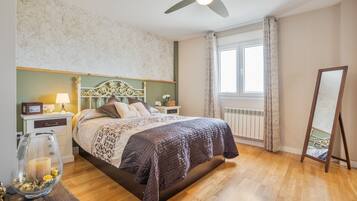 Een strijkplank/strijkijzer, wifi, beddengoed