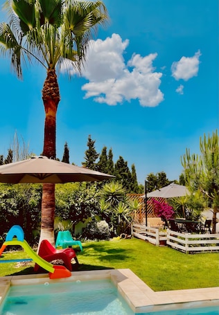 Pool. Holiday Home 'Villavillanos' with Private Pool, Terrace and Wi-Fi