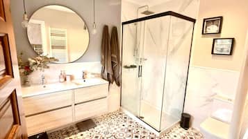 Shower, hair dryer, towels