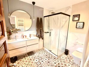 Ducha, secador de pelo y toallas