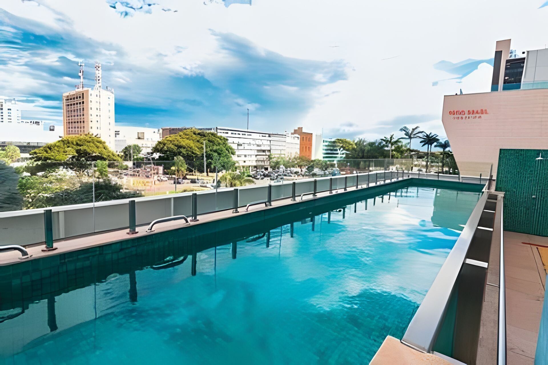 Una piscina al aire libre