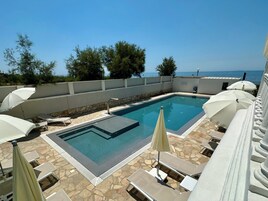 Una piscina al aire libre de temporada
