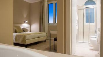 Suite Junior, vista mare | Una cassaforte in camera, una scrivania, Wi-Fi gratuito