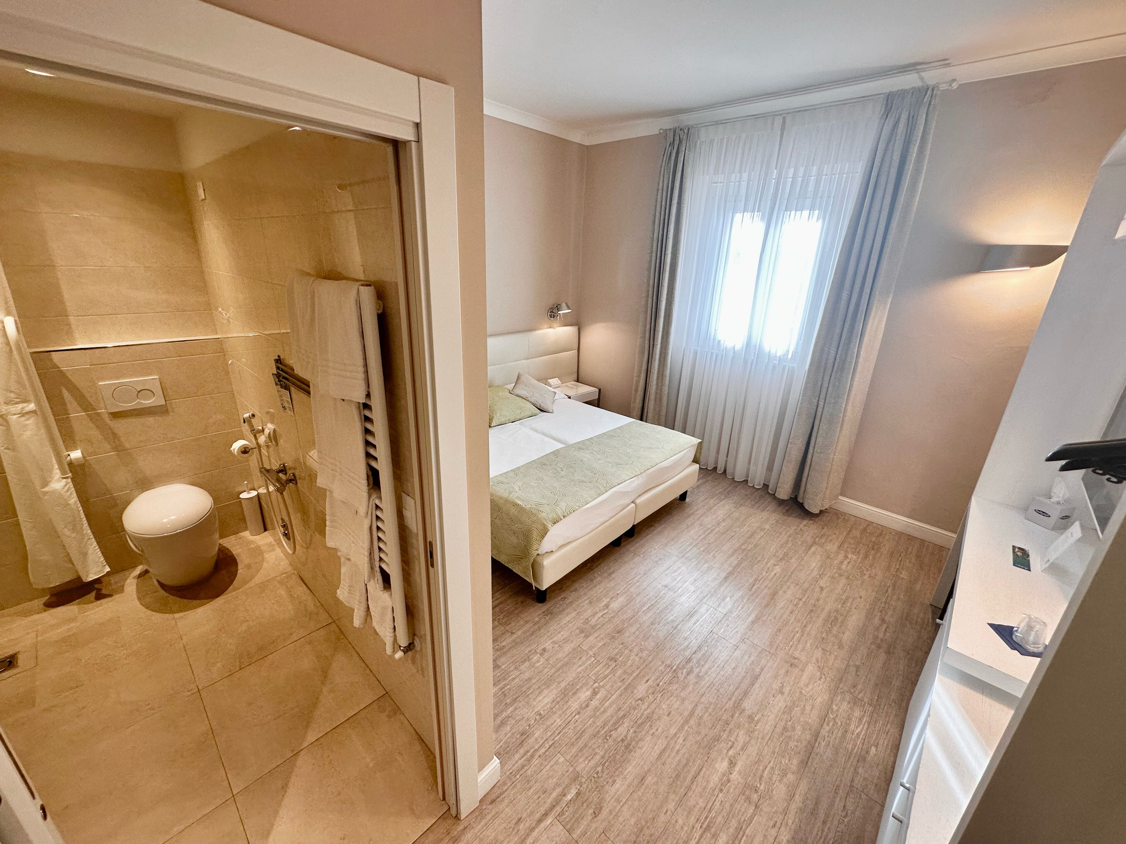 Comfort-Doppel- oder -Zweibettzimmer, barrierearm | Barrierefreies Bad