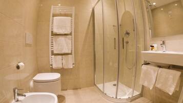 Comfort-Dreibettzimmer, eingeschränkter Meerblick | Badezimmer | Dusche, Haartrockner, Handtücher, Toilettenpapier