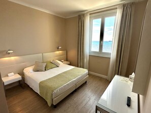 Junior Suite, Sea View | In-room safe, desk, free WiFi - Hotel Universal (Livorno)