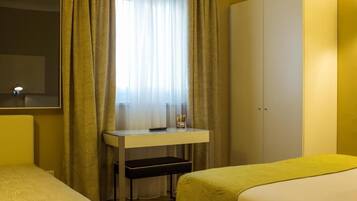 Habitación triple Confort, vistas parciales al mar | Caja fuerte, escritorio, wifi gratis