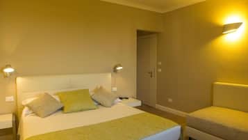 Comfort-Dreibettzimmer, eingeschränkter Meerblick | Zimmersafe, Schreibtisch, kostenloses WLAN