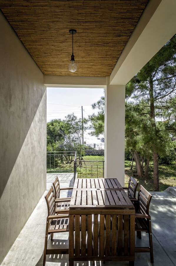 Outdoor dining - Myrtia Beach House (Chania)