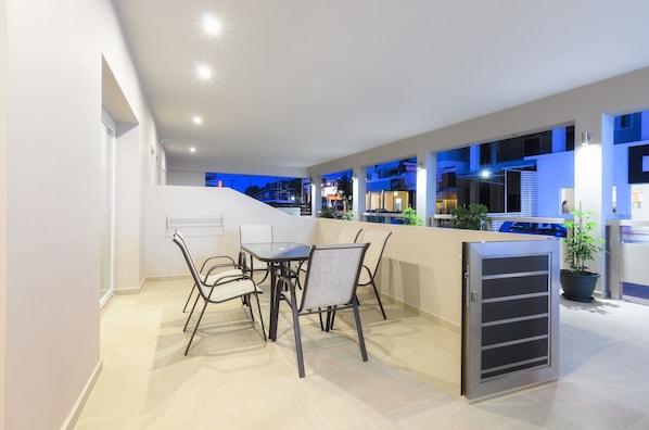 Outdoor dining - Vice Apartments (Zakynthos)
