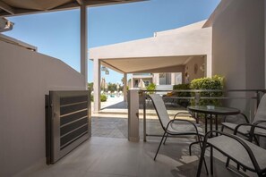 Outdoor dining - Vice Apartments (Zakynthos)