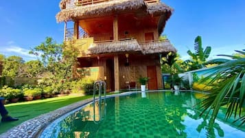 10 outdoor pools