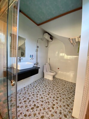 Shower, free toiletries, hair dryer, slippers - HANG MUA BAMBOO HOMESTAY (Ninh Bình)