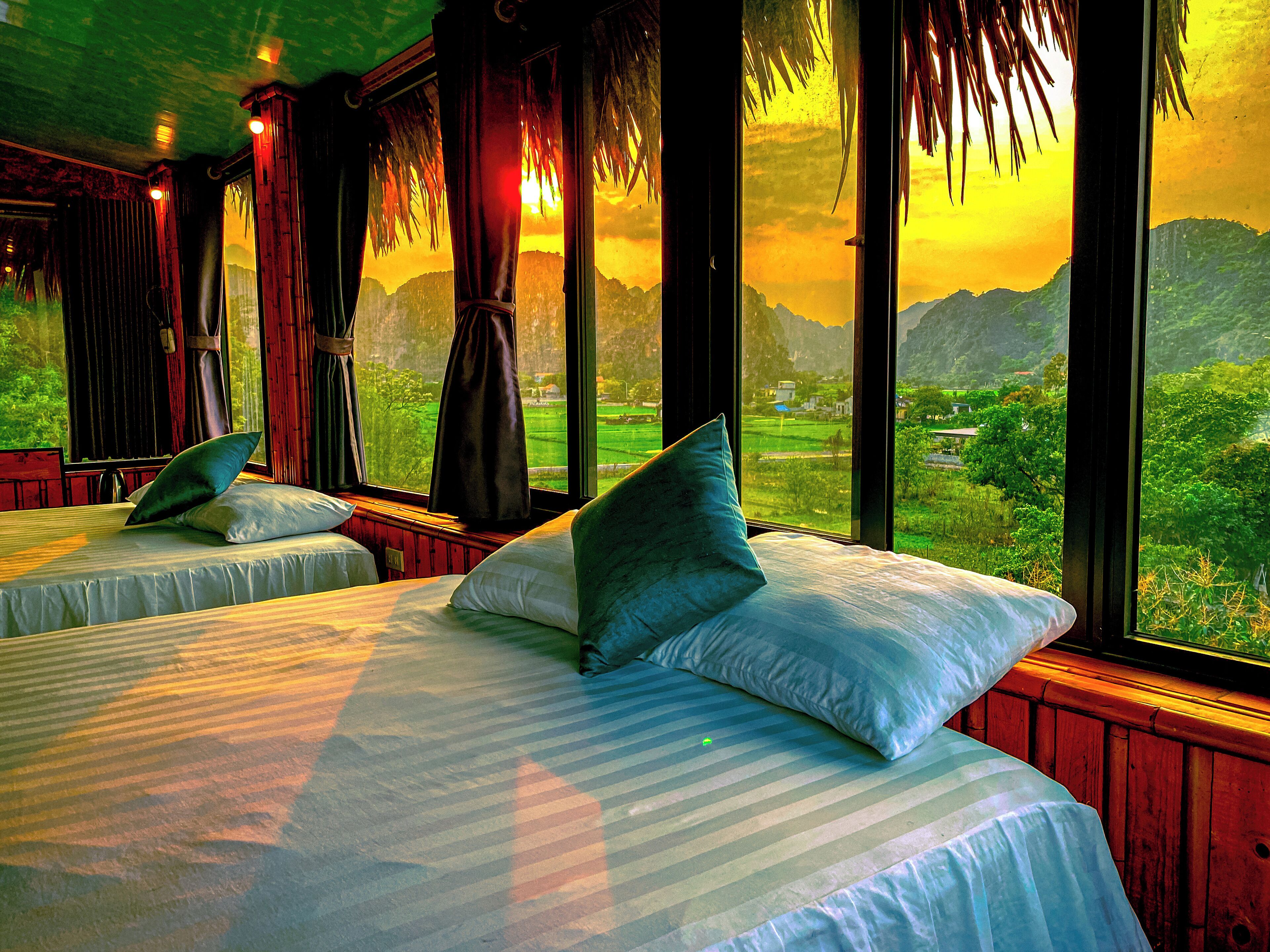 Rideaux occultants, chambres insonorisées, fer et planche à repasser