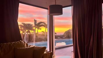 Een strijkplank/strijkijzer, wifi, beddengoed