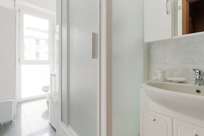 A bathroom with a shower, toilet, and sink. - GuestHost - Spacious 70 sqm apartment, ideal for up to 6 people, located on the eighth floor of a building with an elevator.The accommodation is strategically located in the Brenta district, within the 4th district, just steps from the M3 Brenta metro  (Milan)