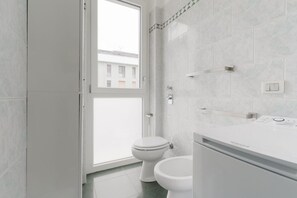 Shower, bidet, towels - GuestHost - Spacious 70 sqm apartment, ideal for up to 6 people, located on the eighth floor of a building with an elevator.The accommodation is strategically located in the Brenta district, within the 4th district, just steps from the M3 Brenta metro  (Milan)