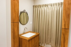 Executive-huone | Kylpyhuone | Suihku, ilmaiset hygieniatuotteet, pyyhkeet, saippua