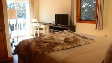 3 bedrooms, desk, iron/ironing board, travel crib
