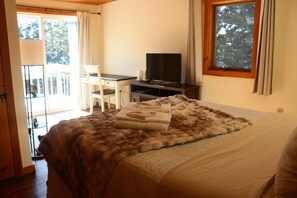 3 habitaciones, escritorio y tabla de planchar con plancha 