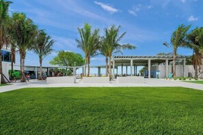 Property grounds - Beachfront Condo with Unobstructed Gulf Views – Steps to the Sand (Siesta Key)