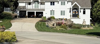 Arrowhead WorldCup travelers beautiful, 
 2 bedroom residential Apt. 11Mi from