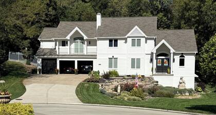 Arrowhead WorldCup travelers beautiful,
2 bedroom residential Apt. 11Mi from