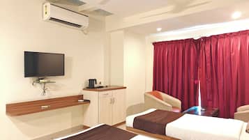 Classic Double or Twin Room | Desk, blackout drapes, free WiFi